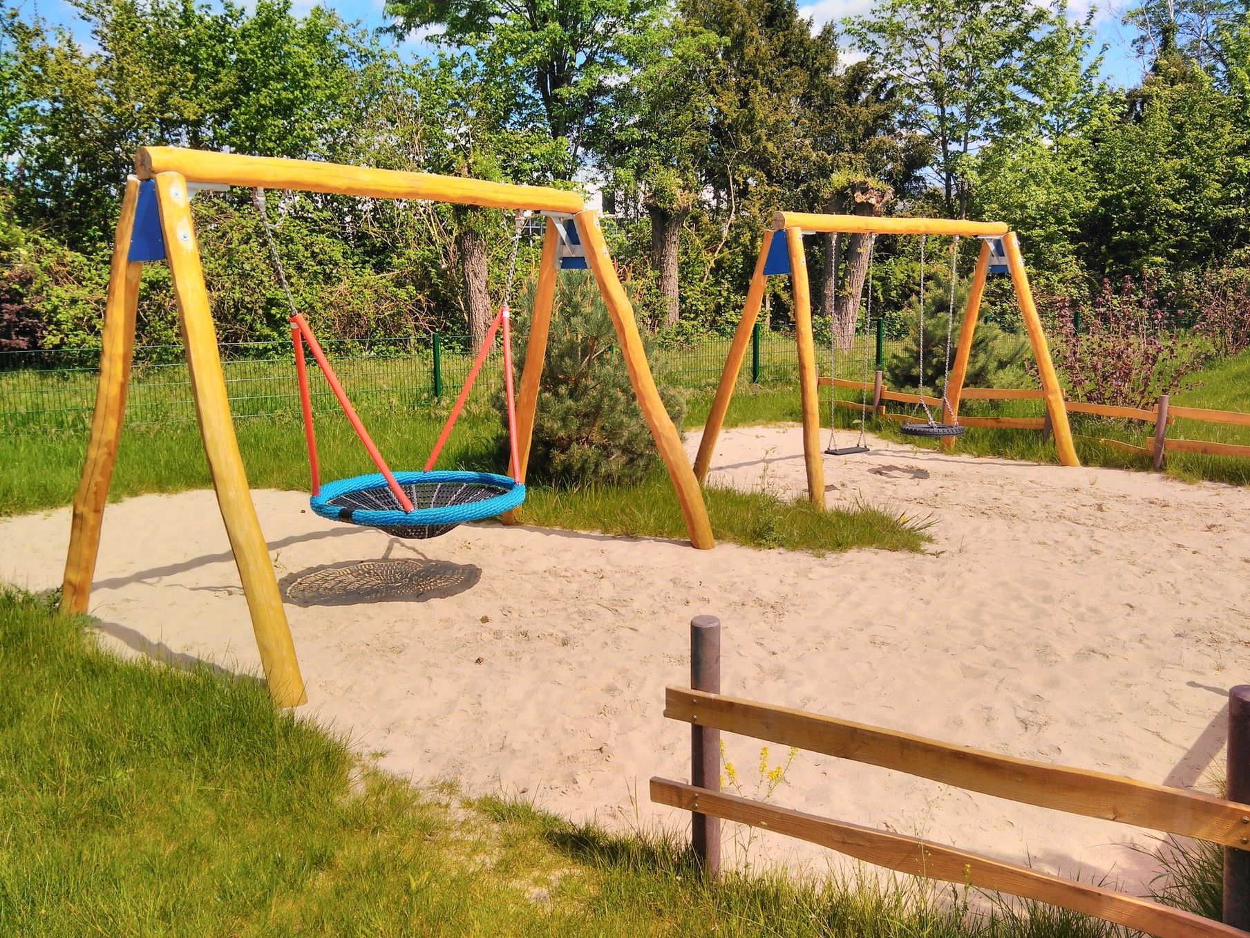 Bunte große Schaukel